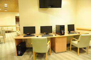 Компьютеры для пациентов в комнате ожидания отделения радиологии